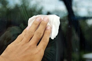 Pracovník muzea vyleštil zaprášené zrcadlo toaletním papírem, zničil tak cenné dílo - Novinky